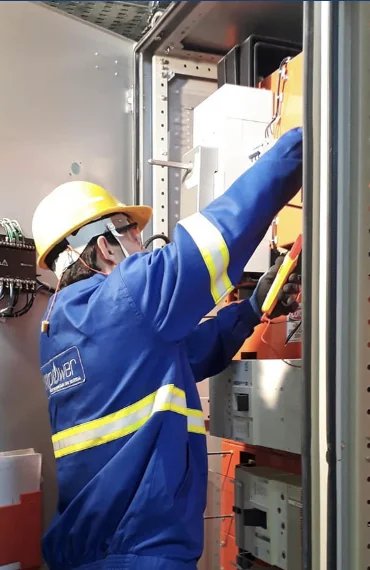 Engenheiro inspecionando painel elétrico industrial